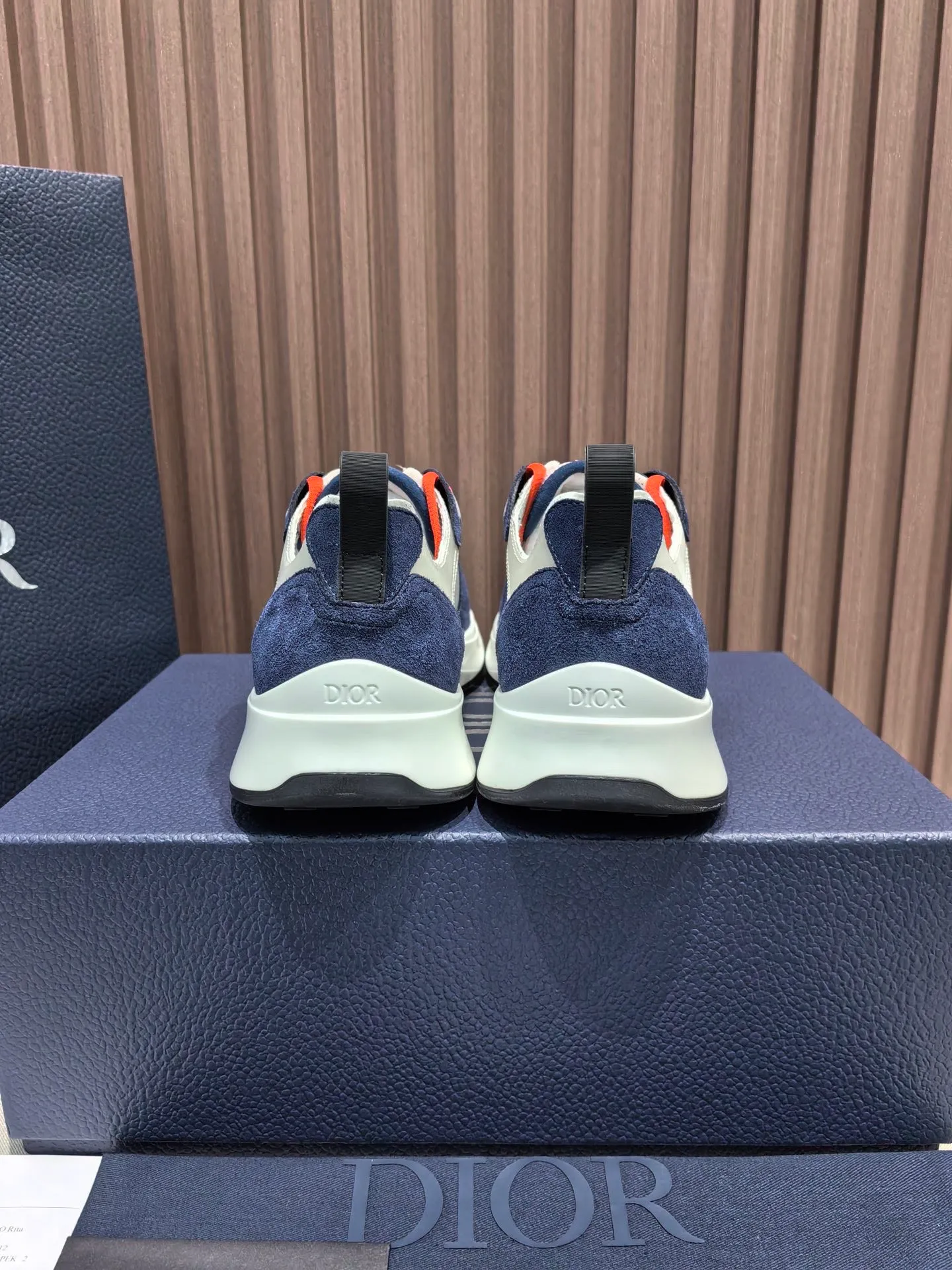 Factory price: 440💰 🔍Top purchasing agent🇮🇹 Dior's super-popular sports shoes, popular for street men, are synchronized with the new product counters. The uppers are made of Italian original imported cowhide and matched with D's customized fabrics. It is a must-have for fashionistas. The complex craftsmanship is perfectly reproduced. Imported soft cowhide foot pads, soles: original soles specially provided by the original factory, exclusive movable molded soles are super comfortable, original factory follow-up goods, 🔍🔍high quality, you can enter and exit the counter at will, welcome to compare, code number 38-45 (46 can be customized and cannot be returned or exchanged)